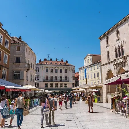 Retro Apartment Split